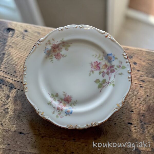 Πορσελάνινο πιάτο με λουλούδια